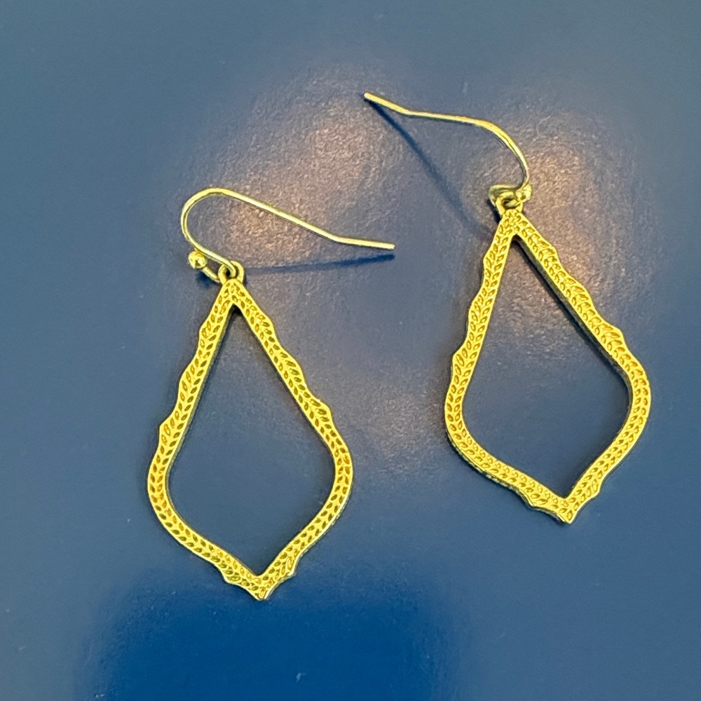 Kendra Scott Sophia drop earrings in gold
